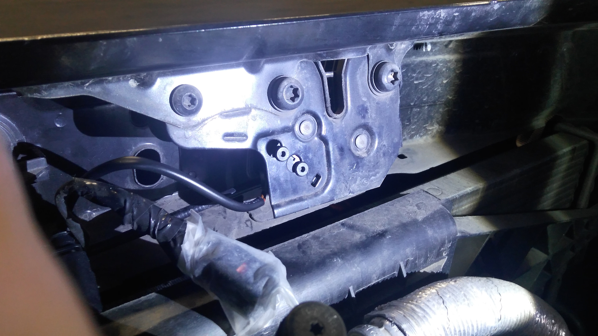 Концевик в замок капота (доработка что надо) — Skoda Fabia Mk2, 1,4 л ...