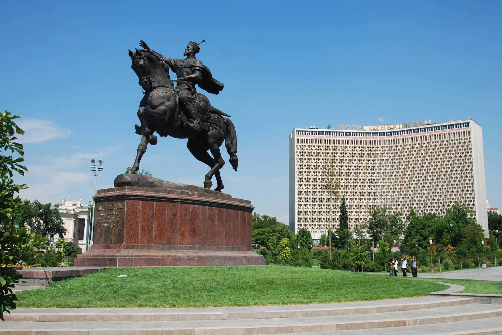 Города узбекистана столица. Ташкент Амир Темур. Памятник Амира Темура города Ташкент. Амир Темур ХАЙКАЛИ Ташкент. Ташкент столица Узбекистана.