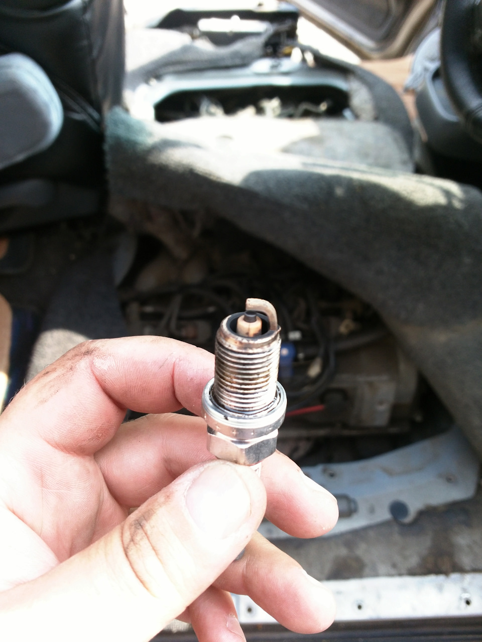 Треснула свеча. — Toyota Estima (I), 2,4 л, 1997 года | поломка | DRIVE2