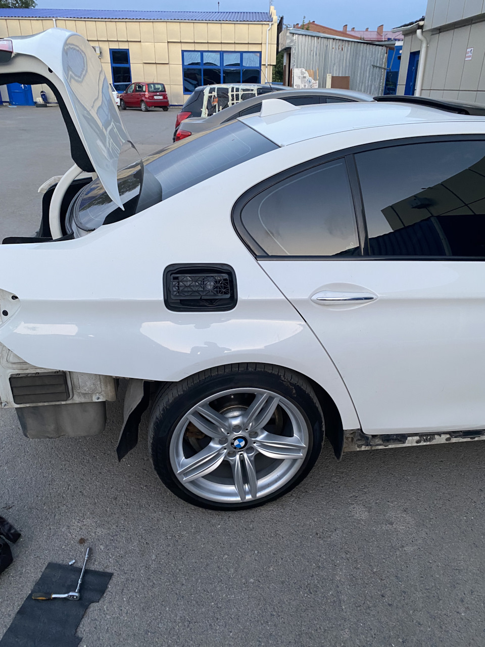 Покраска задних арок bmw f10 — BMW 5 series (F10), 3 л, 2011 года |  кузовной ремонт | DRIVE2