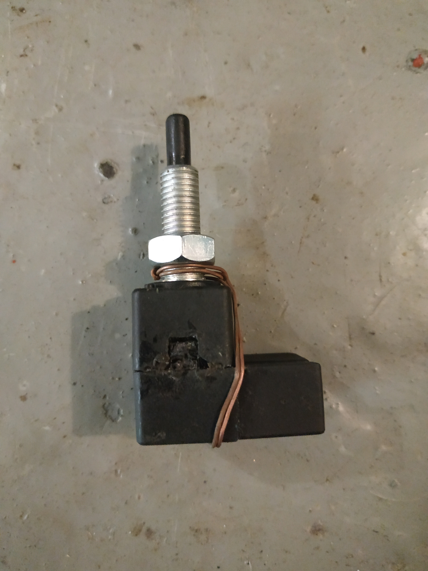 Датчик стоп сигнала 21214. Концевик сцепления. Концевик сцепления. Концевик сцепления honda civic 5d. Концевик датчика сцепления гранта.