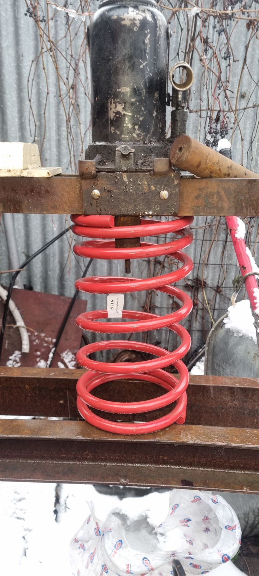 Приспособился так, чтоб стяжки полметровые не крутить долго. Сжимаю на прессе и короткими стяжками подхватываю. — ИЖ 2717