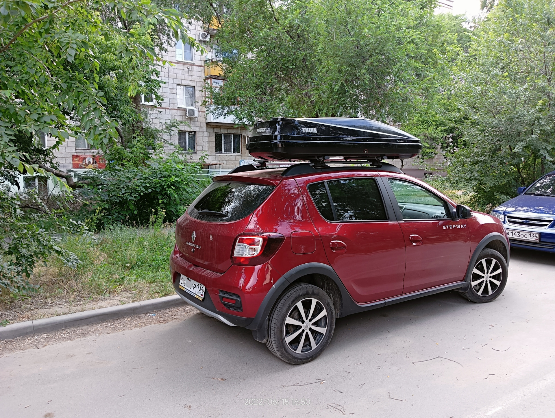 Thule touring l. Автобокс на Рено Сандеро степвей 2. Автобокс для Renault Sandero Stepway. Thule Touring s.