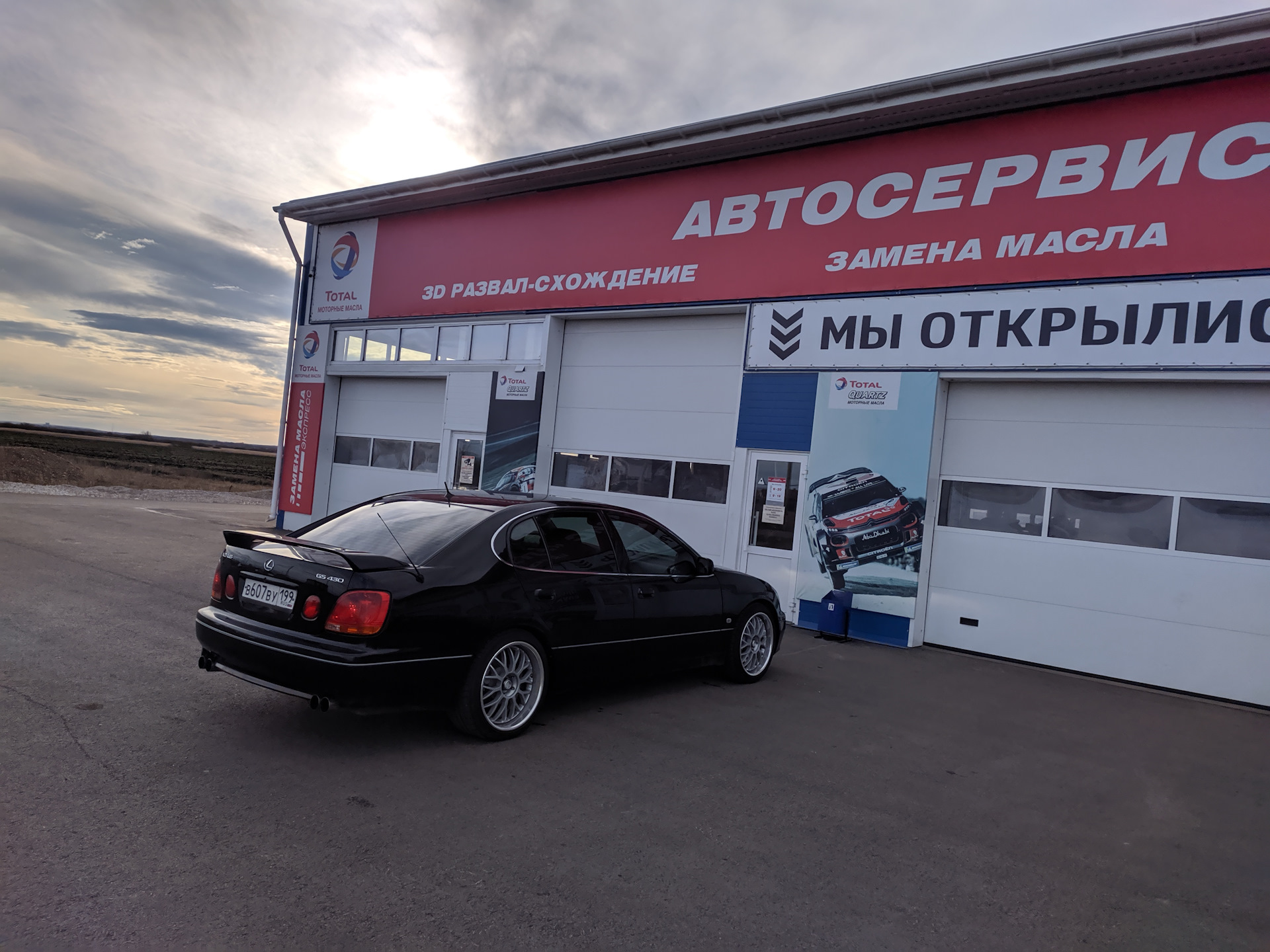 Механик. Коллектив автосервиса. Автомеханик. Работник автосервиса. Чинит машину.