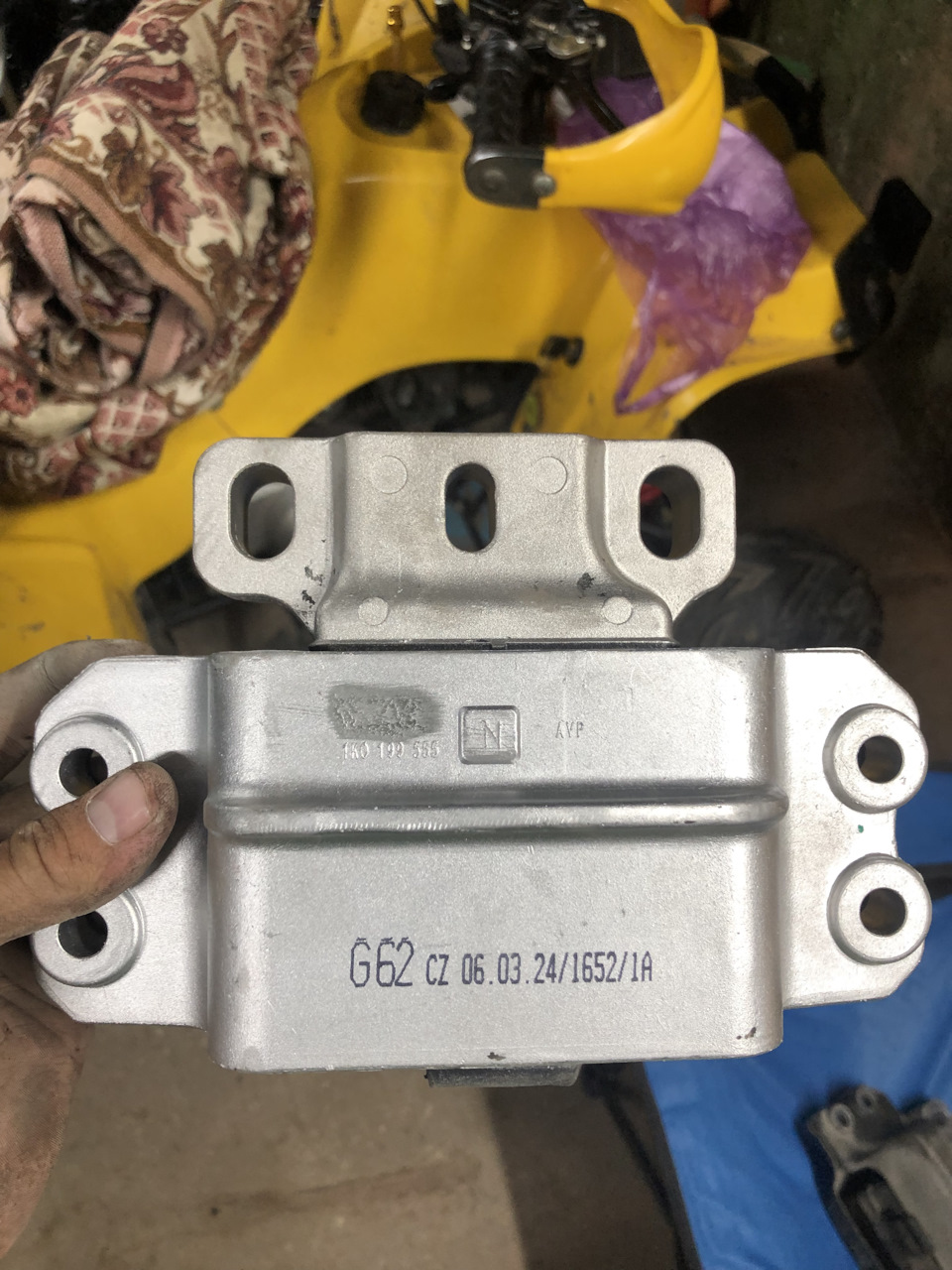 Замена подушки двигателя — Skoda Octavia A5 Mk2, 1,8 л, 2013 года ...