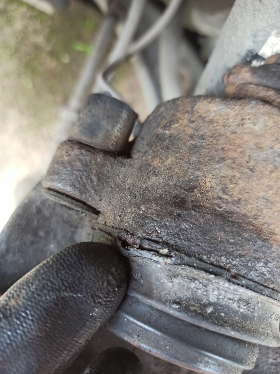 Замена пыльника цилиндра тормозного суппорта и тормозной жидкости ...