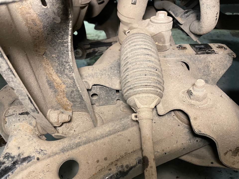 Стабилизатор отделён. Слева болт крепления рейки — Suzuki Vitara (4G)