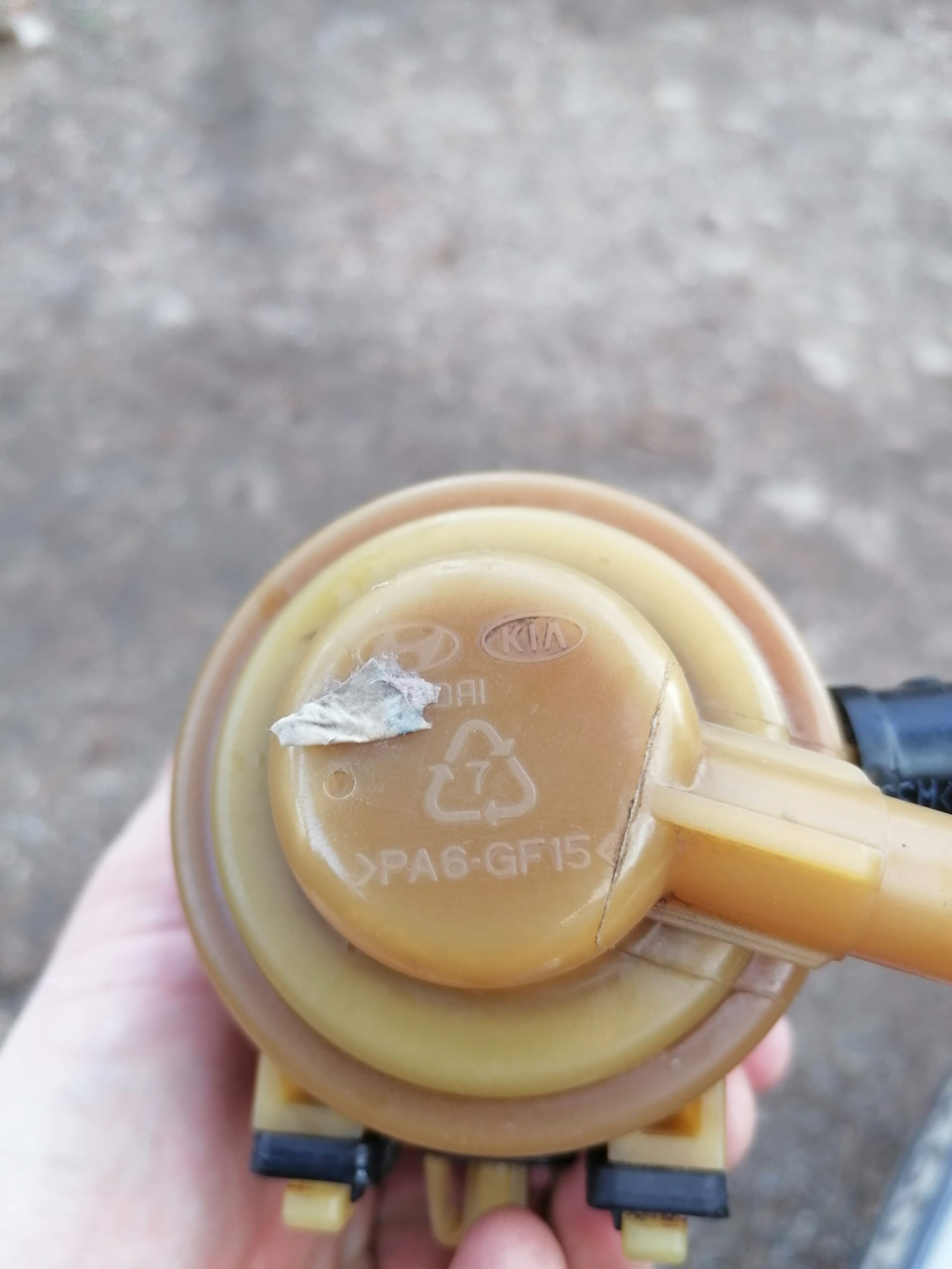 На днище бачка, и этикетка прилипшая родная — KIA Rio 5-door (3G). Запчасти на фото: PA6GF15