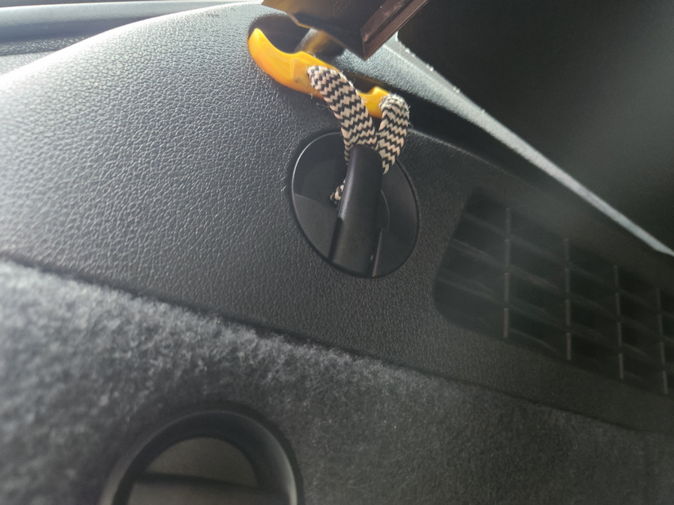 Фиксатор шторки багажника — Audi Q3 (1G), 2 л, 2015 года | поломка | DRIVE2