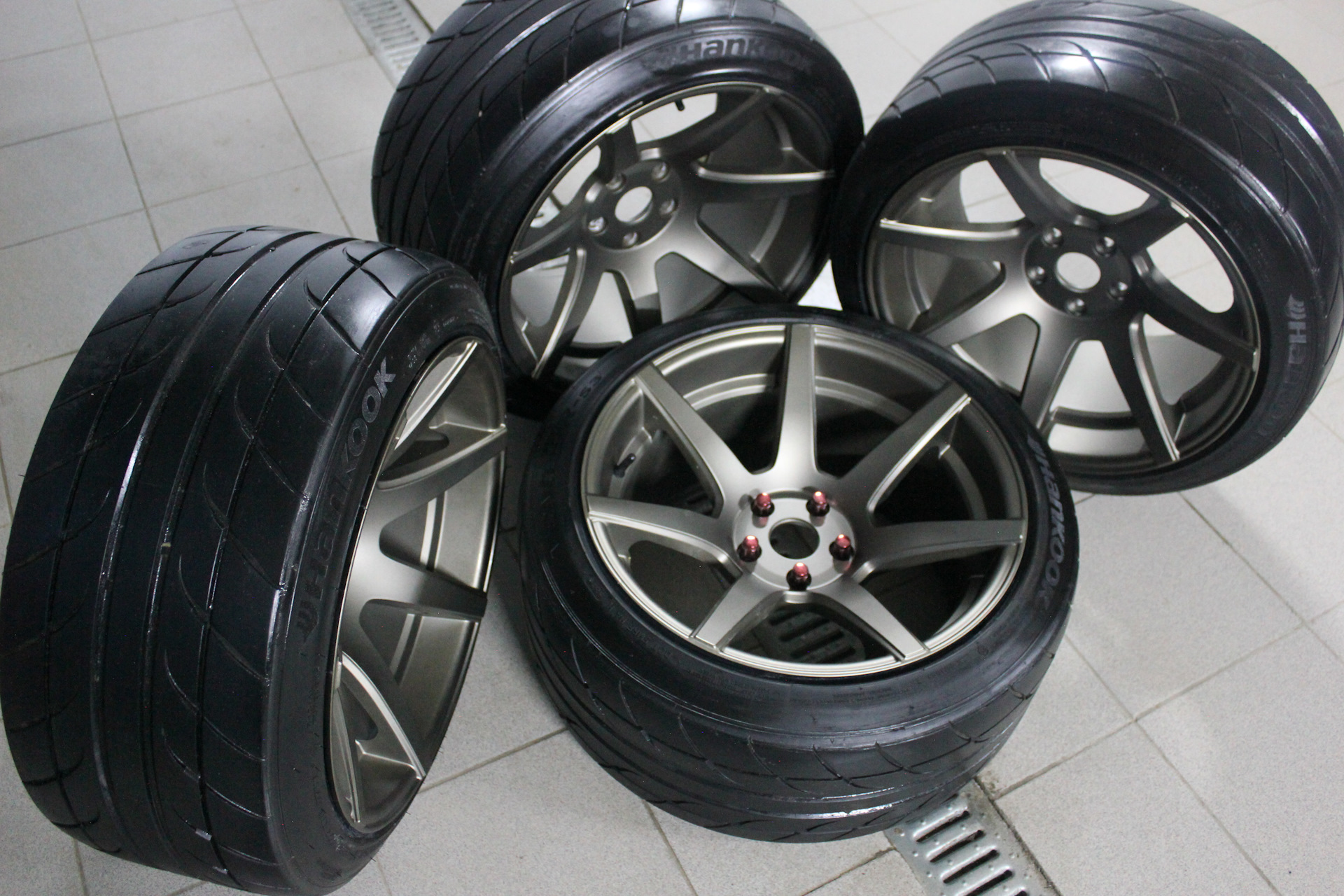 245/40 r18 10.5j