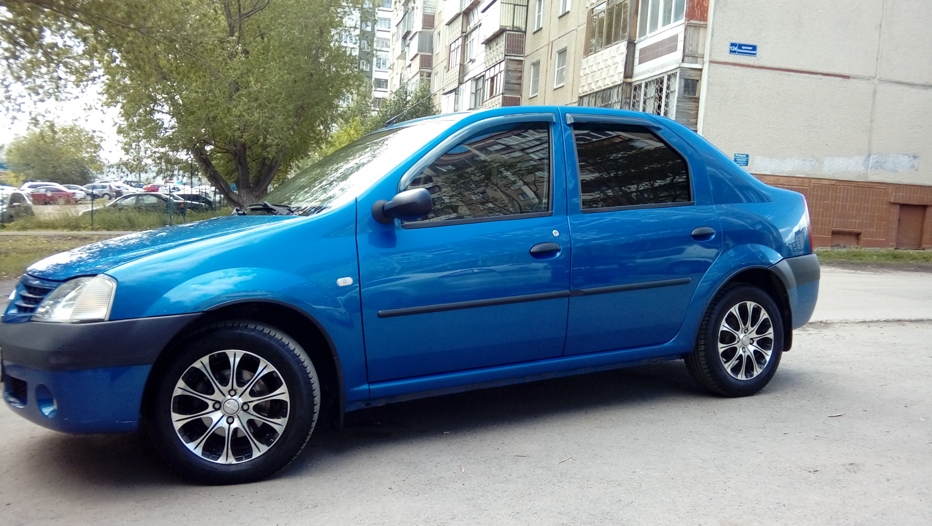 Renault logan 1.6. Рено Логан 1 синий матовый. Рено Логан скоростная. Логан 1 голубое серебро. Краска nv632 Рено Логан 1.