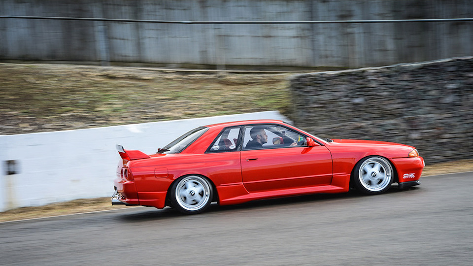 Nissan Skyline r32 красный