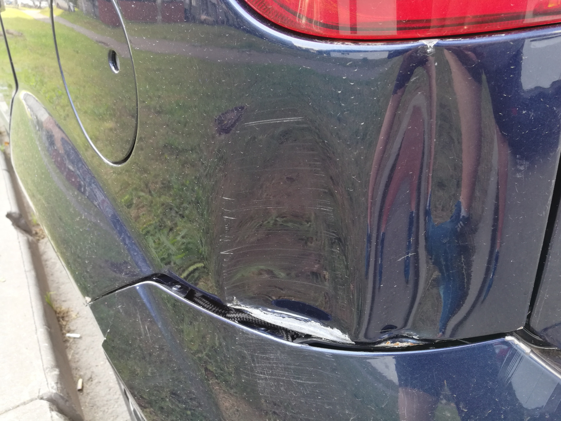 Вмятины на обшивке двери. Volkswagen vento убрать вмятину на крышке багажника. Вмятина на багажнике. Выправка вмятин на багажнике. Вытягивание вмятины крышки багажника.