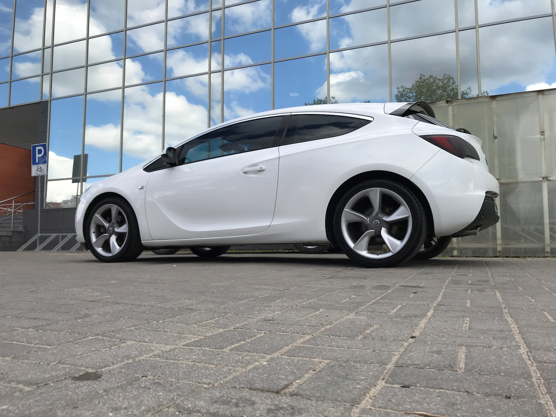 Opel Astra GTC OPC Р±РµР»С‹Р№