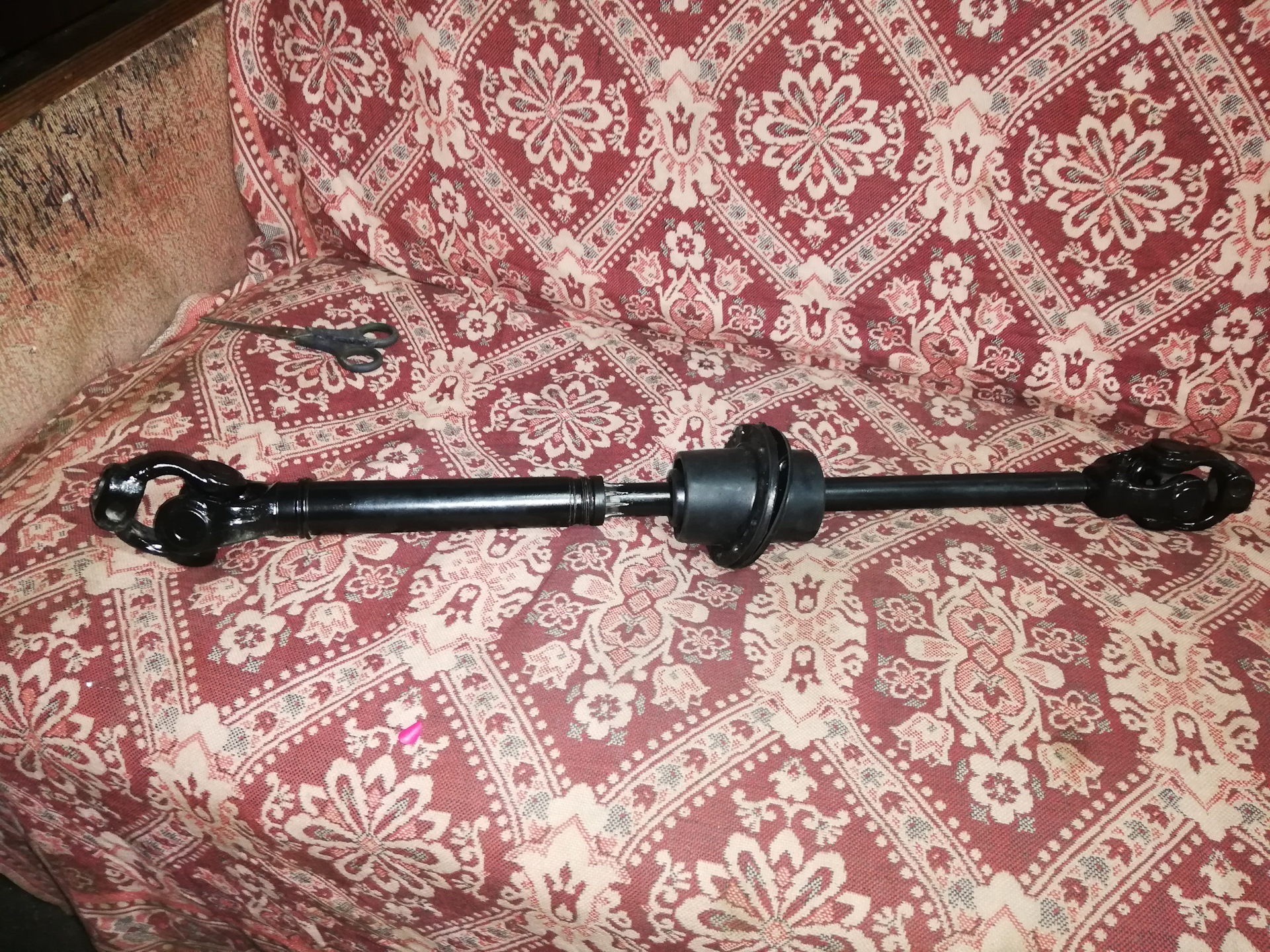 Рулевой вал зил 130. Рулевой вал зил бычок. Рулевой карданчик зил 130. Рулевой вал зил бычок. Вал карданный рулевой зил 5301.