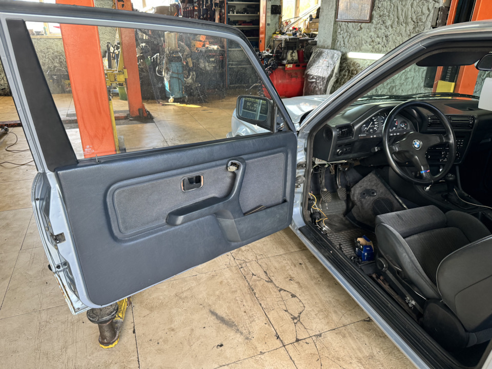 Твиттера мне в машину)) — BMW 3 series (E30), 2,5 л, 1989 года ...
