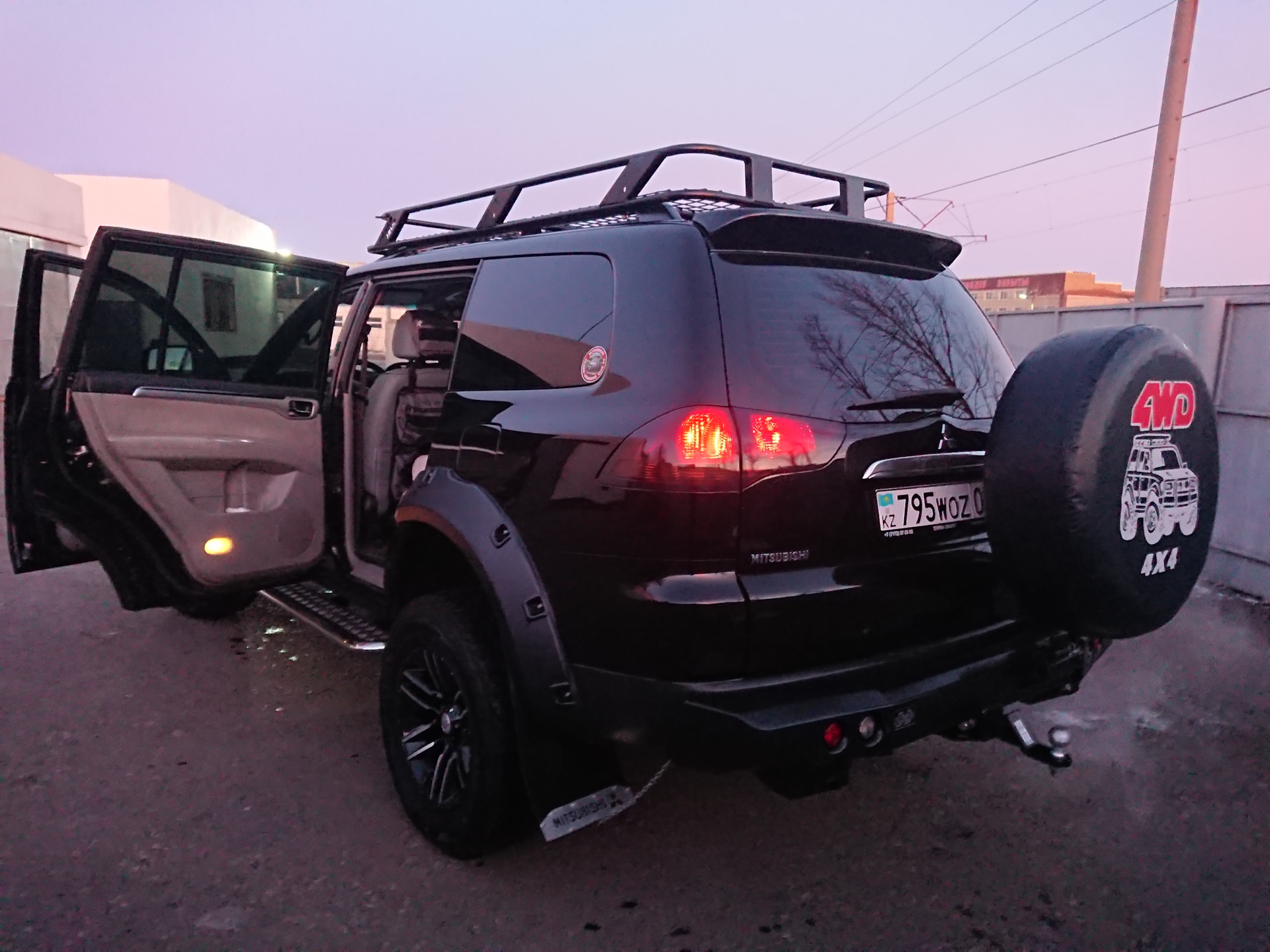 Задняя блокировка паджеро спорт 2. Mitsubishi l200 экспедиционный. Митсубиси л200 размер багажника. Mitsubishi l200 Крытый багажник. Митсубиси Паджеро л200 с багажником.