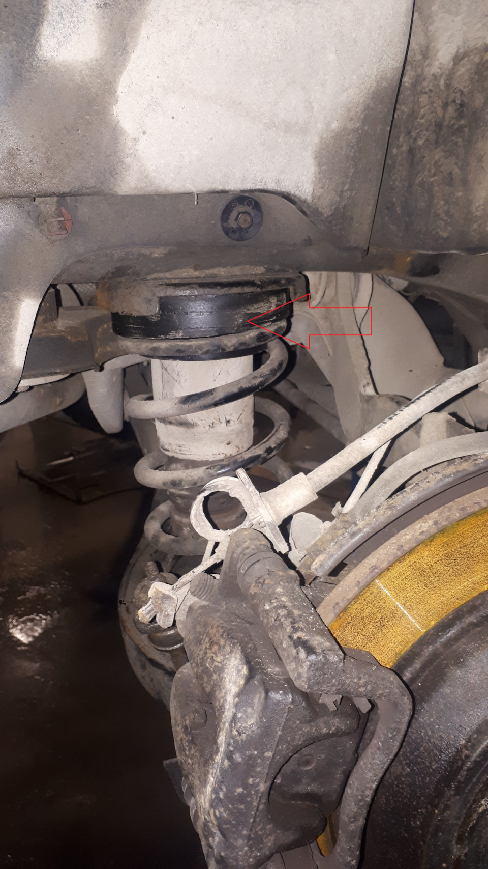 Krok 19 — Tył: wybij fabryczne szpilki; sprawdź, czy gniazda nie są zdeformowane. — Ford Mondeo Mk4 FL