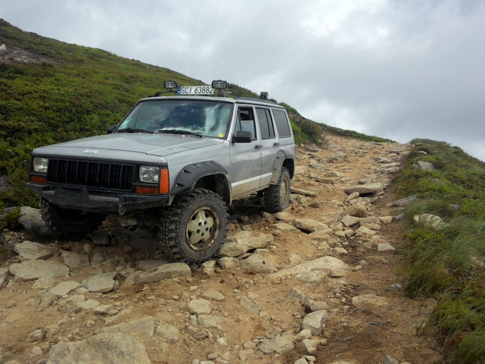 Джип Чироки 4л, на передних усиленных пружинах, Ивано-Франковск… — Mitsubishi Pajero Sport (1G)