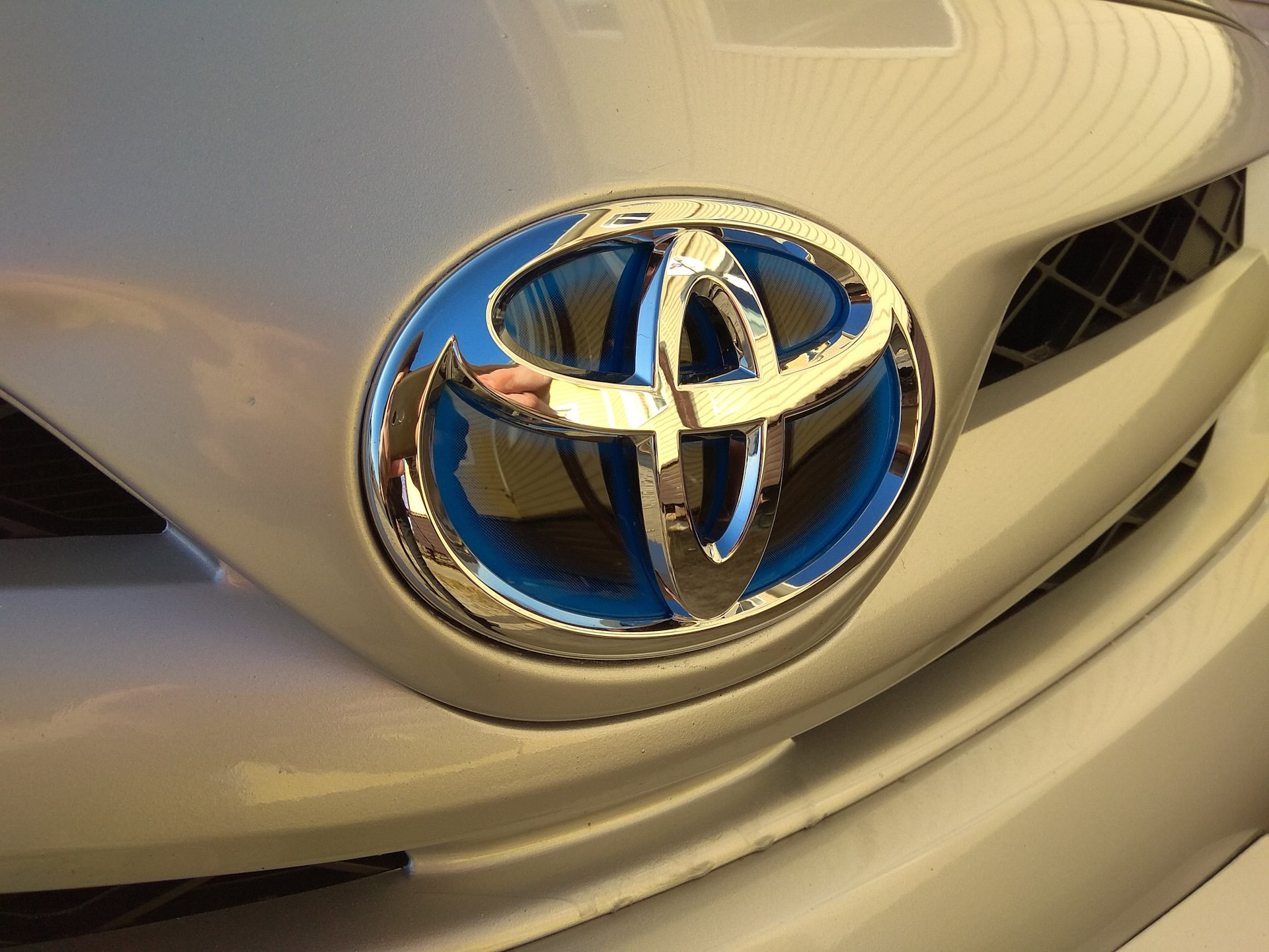 Toyota Avalon 2015 передняя эмблема