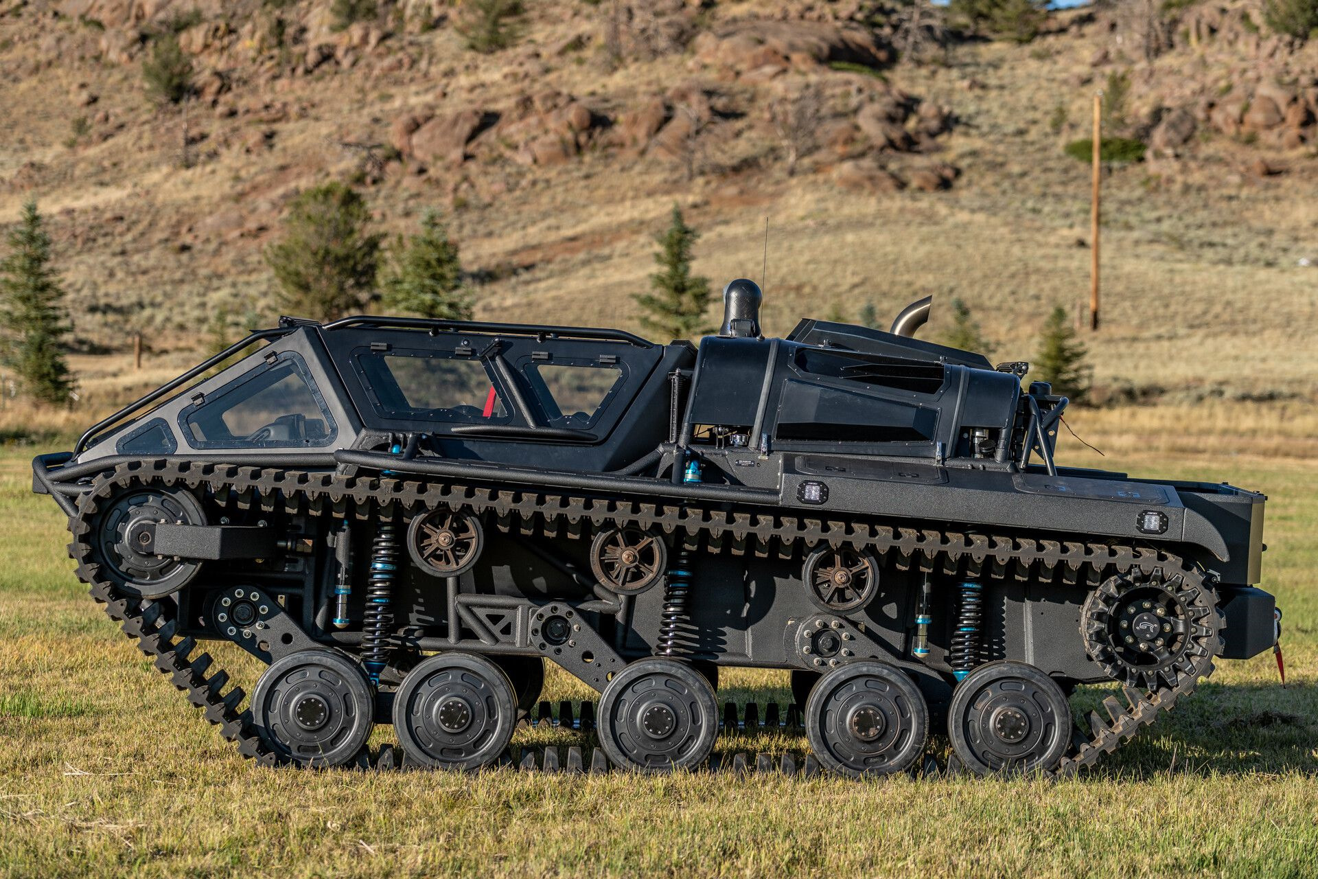 Вездеход на гусеницах. Ripsaw ev3. Ripsaw ev3-f4. Гусеничный вездеход Рипсав. Гусеничный вездеход Ripsaw.