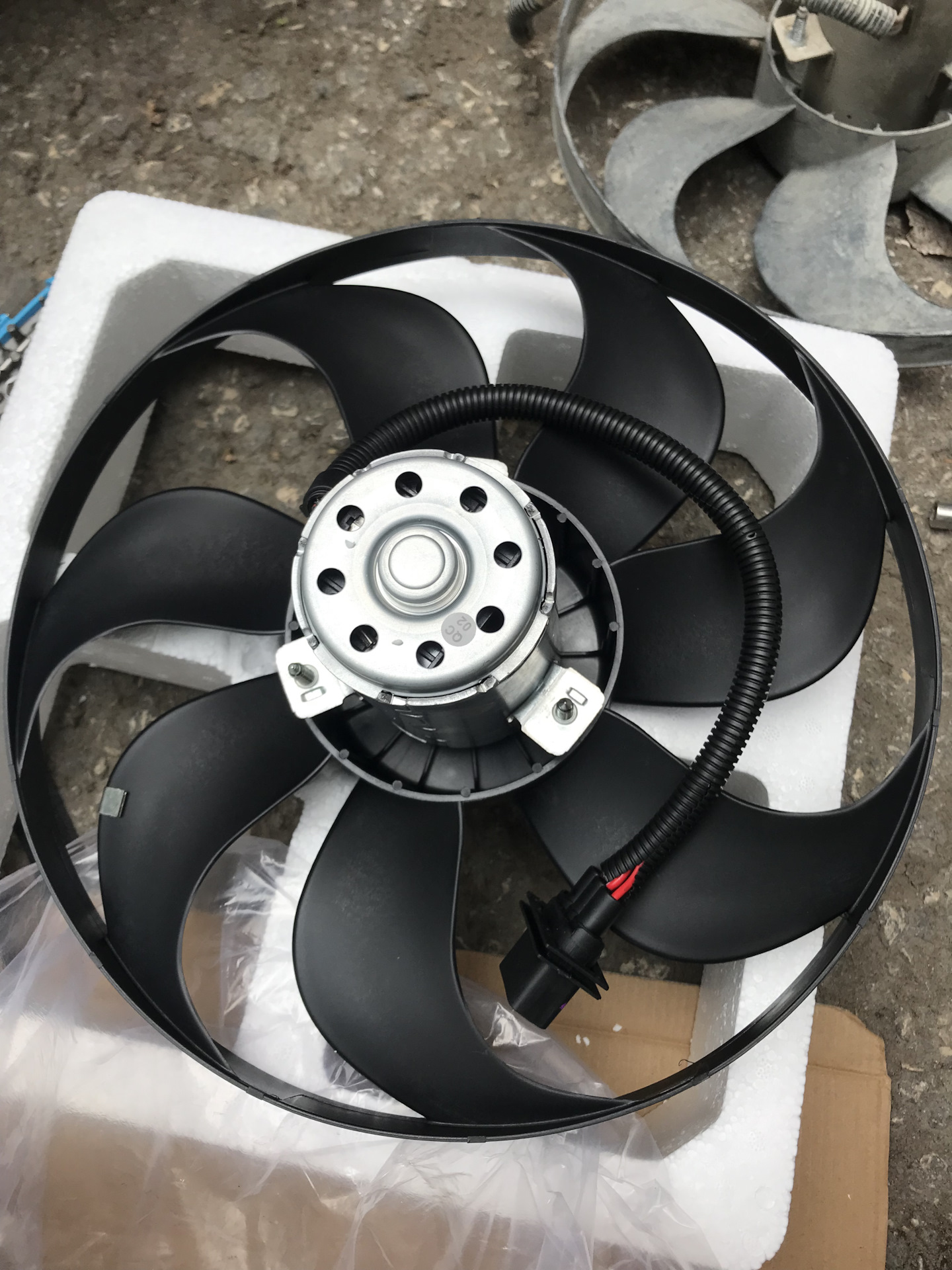 Замена основного вентилятора охлаждения . — Volkswagen Golf Mk4, 1,4 л ...