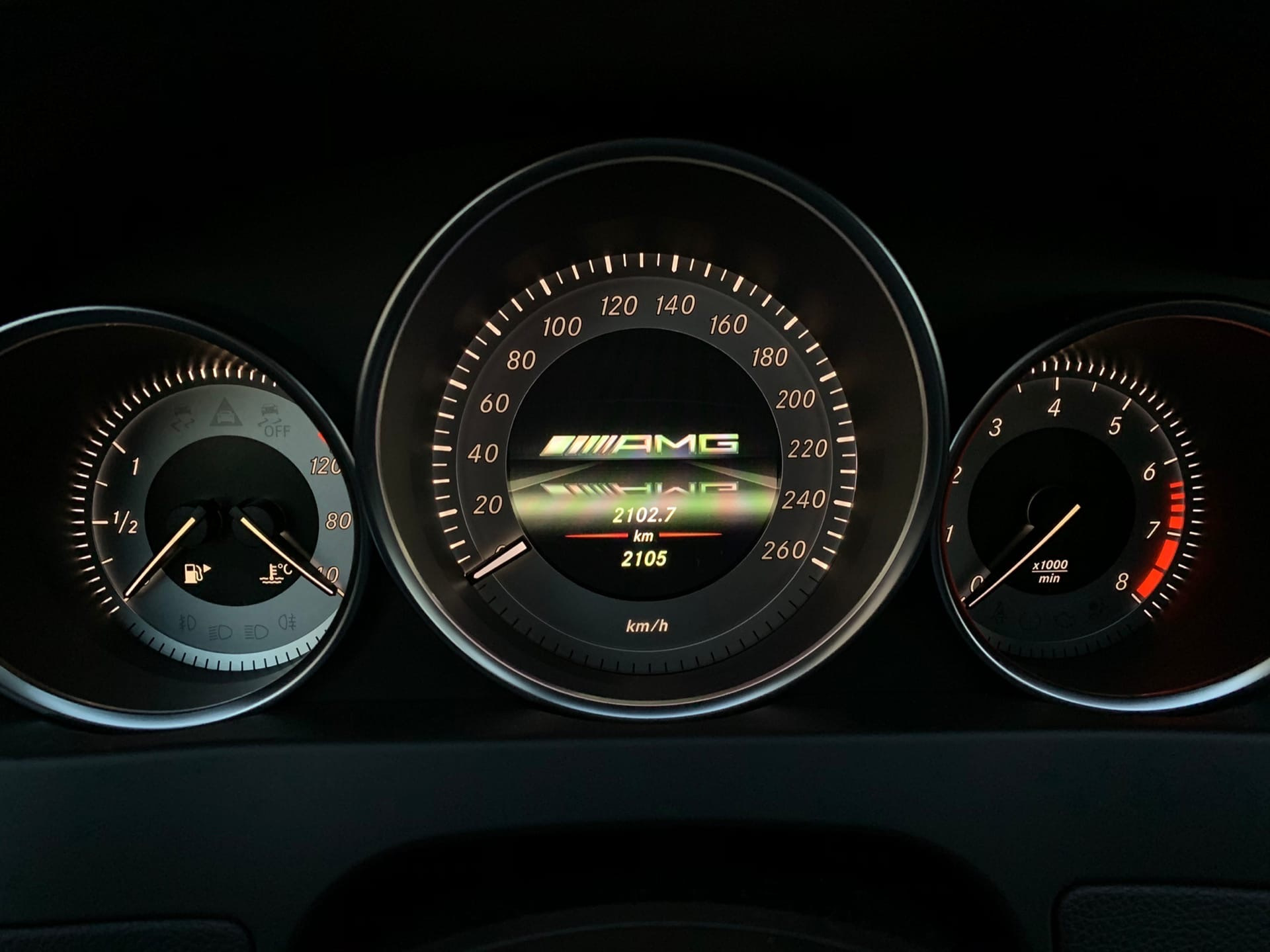 Прописать приборную панель. Mercedes w204 приборная панель. Режим Agility w204. Приборка аналоговая панель Мерседес a 2014. Приборная led панель Mercedes.