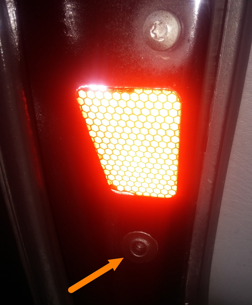 Водительская дверь. Так по всем дверям. Заглушку видно? — Saab 9-5 (1G)