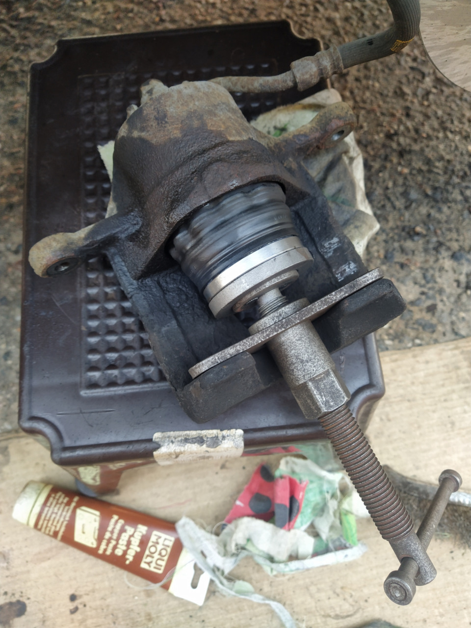 Замена передних тормозных дисков и колодок — Hyundai Accent (4G), 1,6 л ...