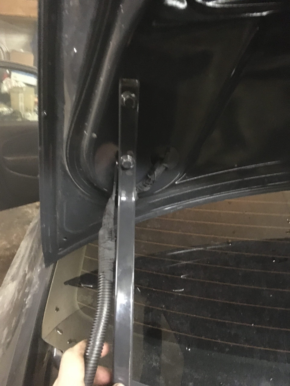 новая гофра для проводки и магистрали — Volkswagen Polo Sedan