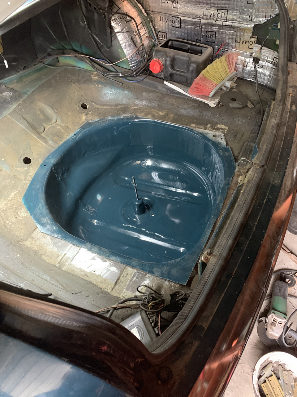 Ниша под запаску на Волгу — ГАЗ 3110, 2,4 л, 2001 года | кузовной ...