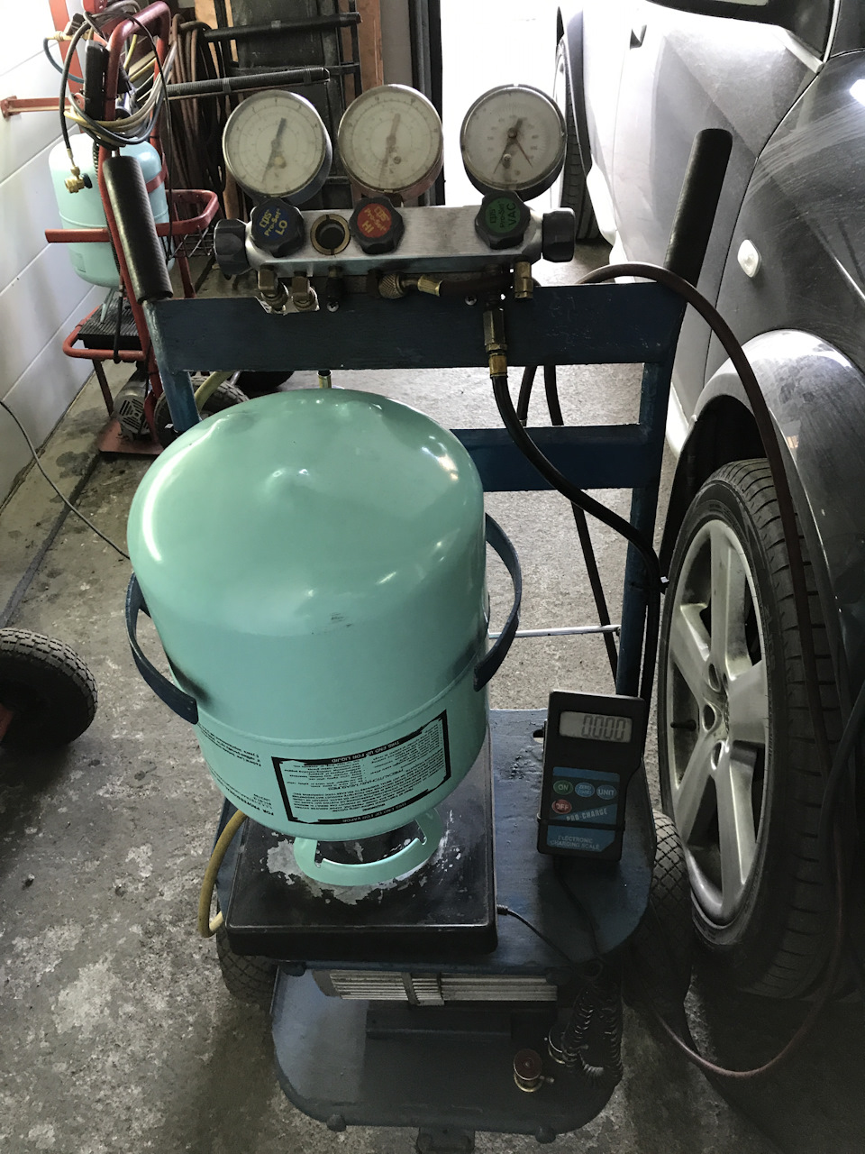 Шайтан машина — заливаем фреон + масло + жидкость для проверки утечки 👌 — Audi Allroad (C5)