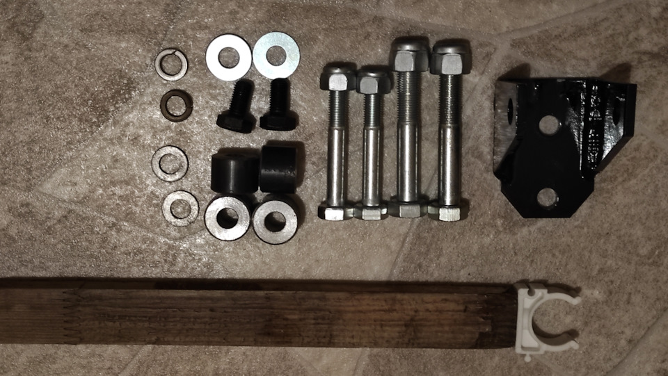 Внизу — приспособа: кронштейн крепления ппр/гофры 25мм. Ручку от маленького веника не нашёл, вынужден заменить бруском :) Над ней 4 втулки, изготовленные отдельно. — Lada Vesta SW (1G)