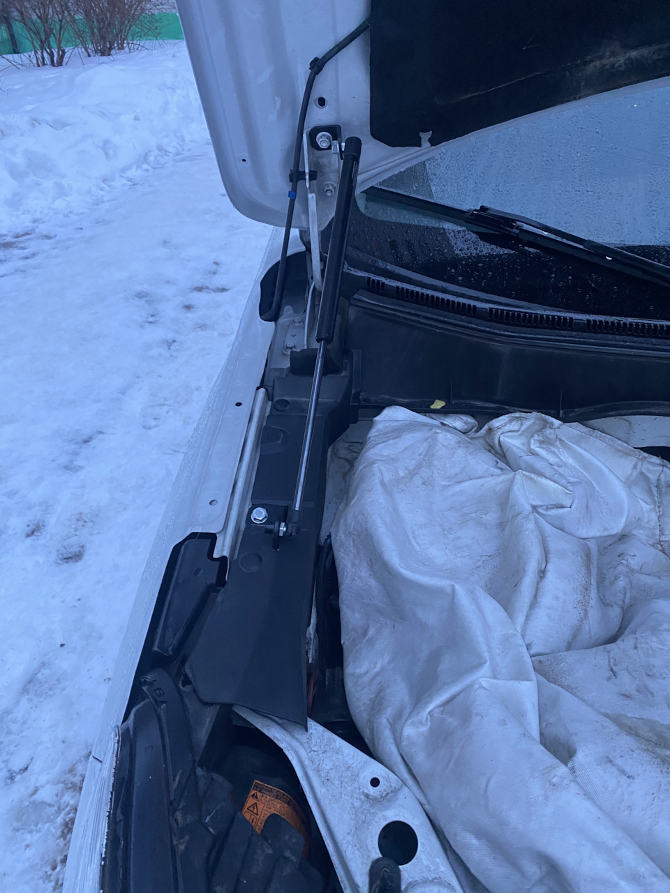 Установка упоров капота — Peugeot 4008, 2 л., 2012 года | своими руками ...