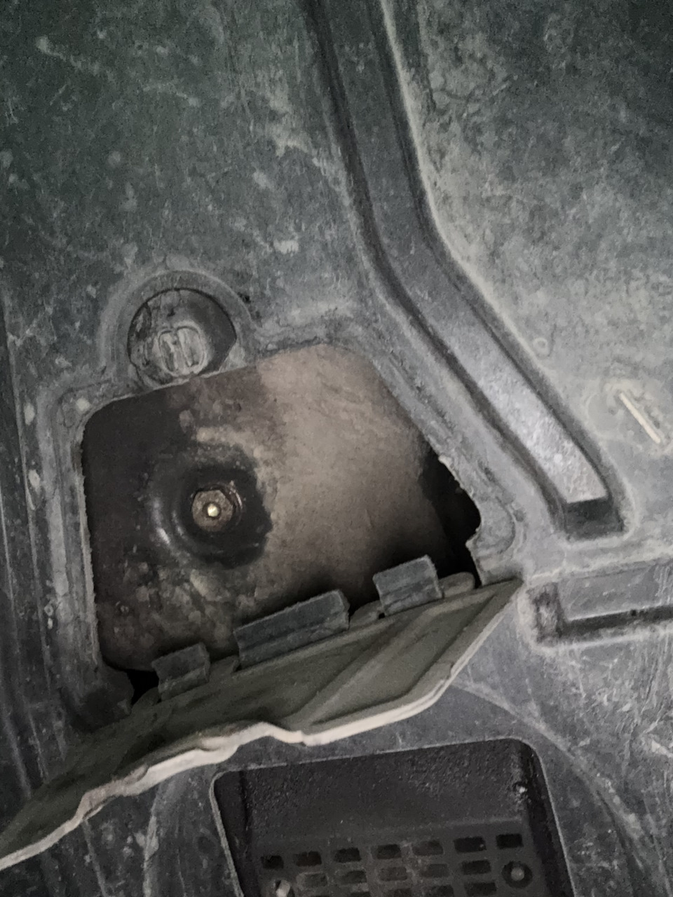 Технологический лючок и доступ к пробке — BMW 1 series (E81/E87)