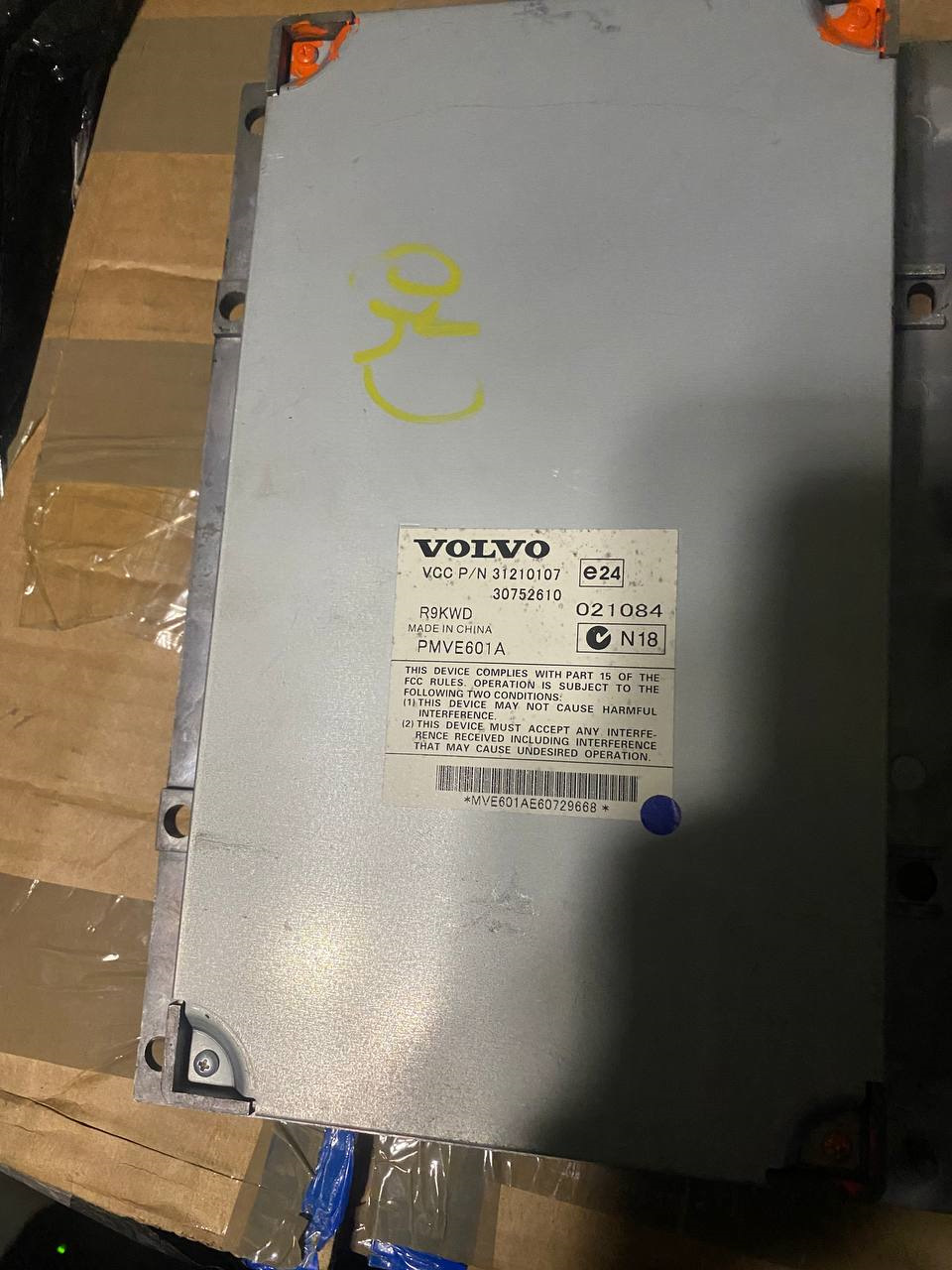 Усилитель 5х130, данный экземпляр был снят с Volvo c70 2006 года — Volvo S40 (2G). Запчасти на фото: 31210107, 30752610
