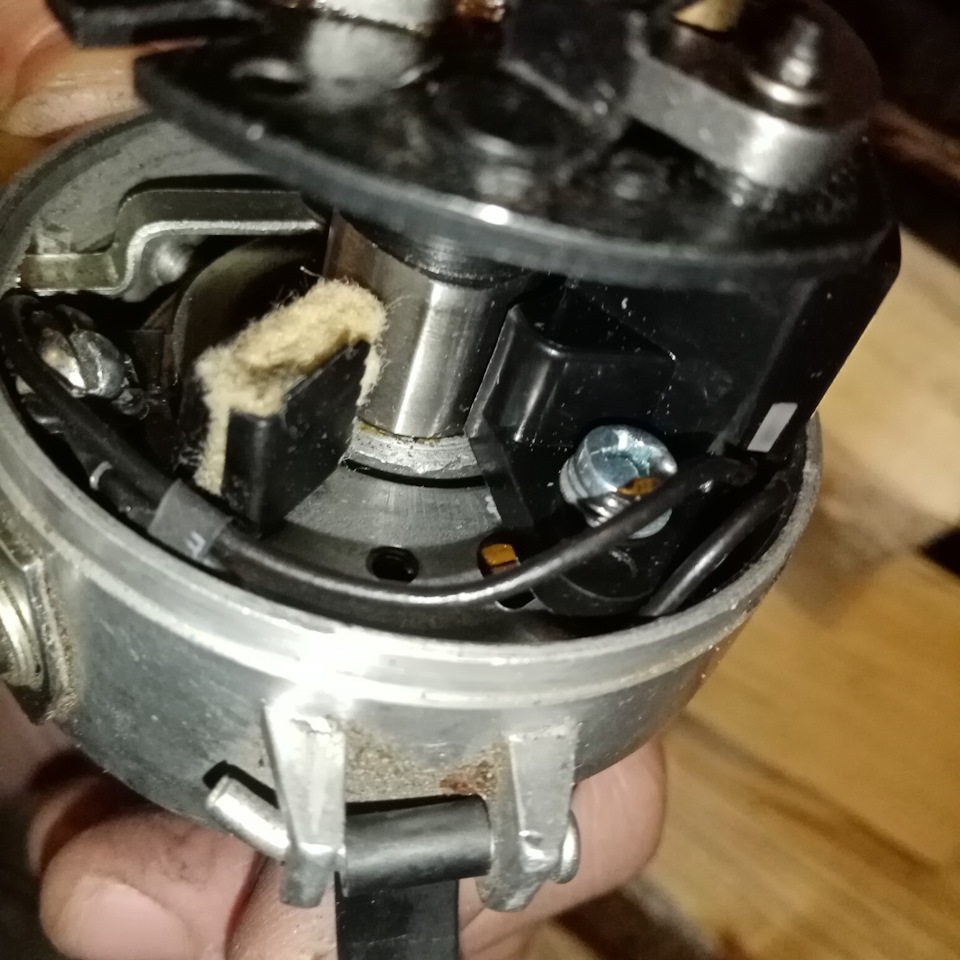 Кусочек пропитанного маслом фетра можно убрать, он теперь бесполезен, но я сложил вдвое и зажав, оставил там. А сам вал нужно протереть насухо от смазки. — Москвич Святогор