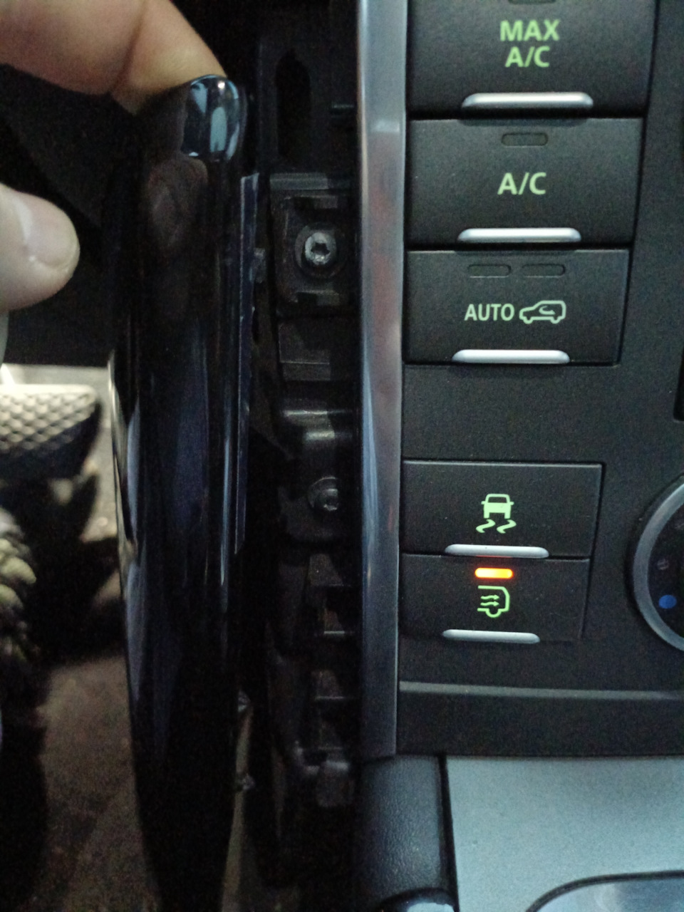 как снять панель на альмере