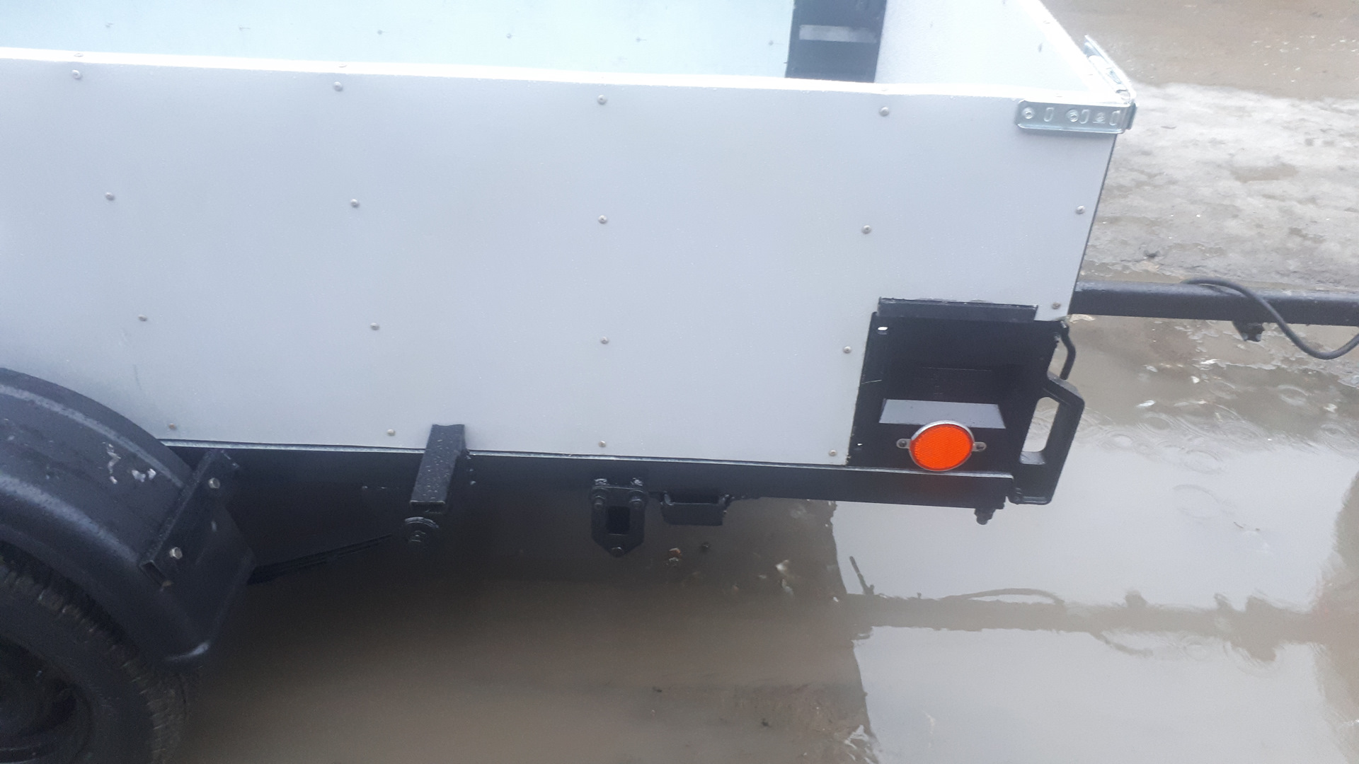 Шильда на прицеп кмз 8136. Прицеп кмз где находится номер. Прицеп кмз где находится номер. Маз 104с номер рамы. Табличка кмз 8136.