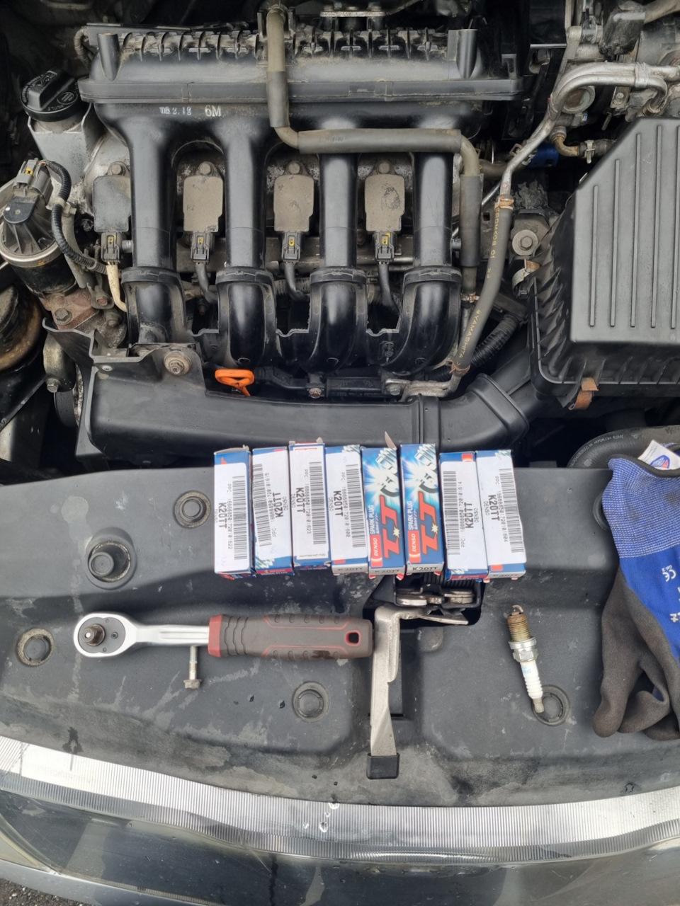 Заменил свечи зажигания. — Honda Civic Hatchback (8G), 1,4 л, 2008 года ...