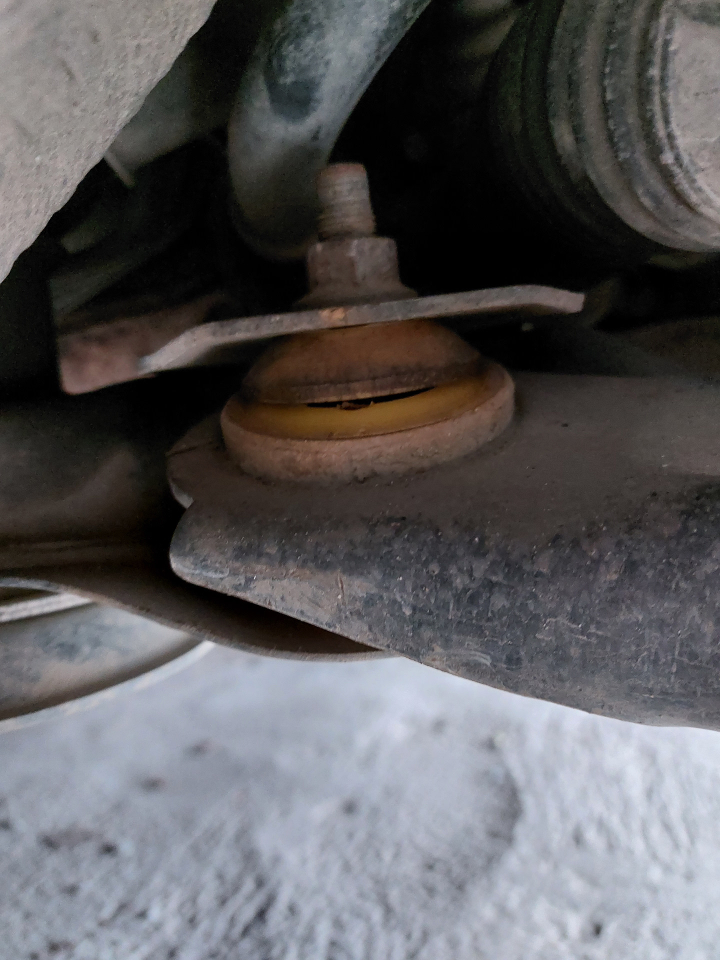 Замена задних с/б передних рычагов — Nissan Dualis, 2 л, 2009 года ...