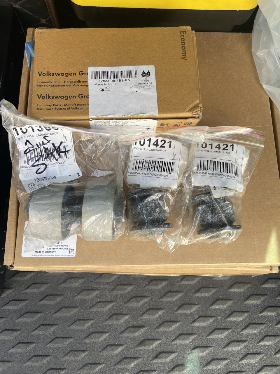 Набор того, что заменил — Volkswagen Passat Alltrack (B8). Запчасти на фото: JZW698151AN, 5Q0407182, 130324
