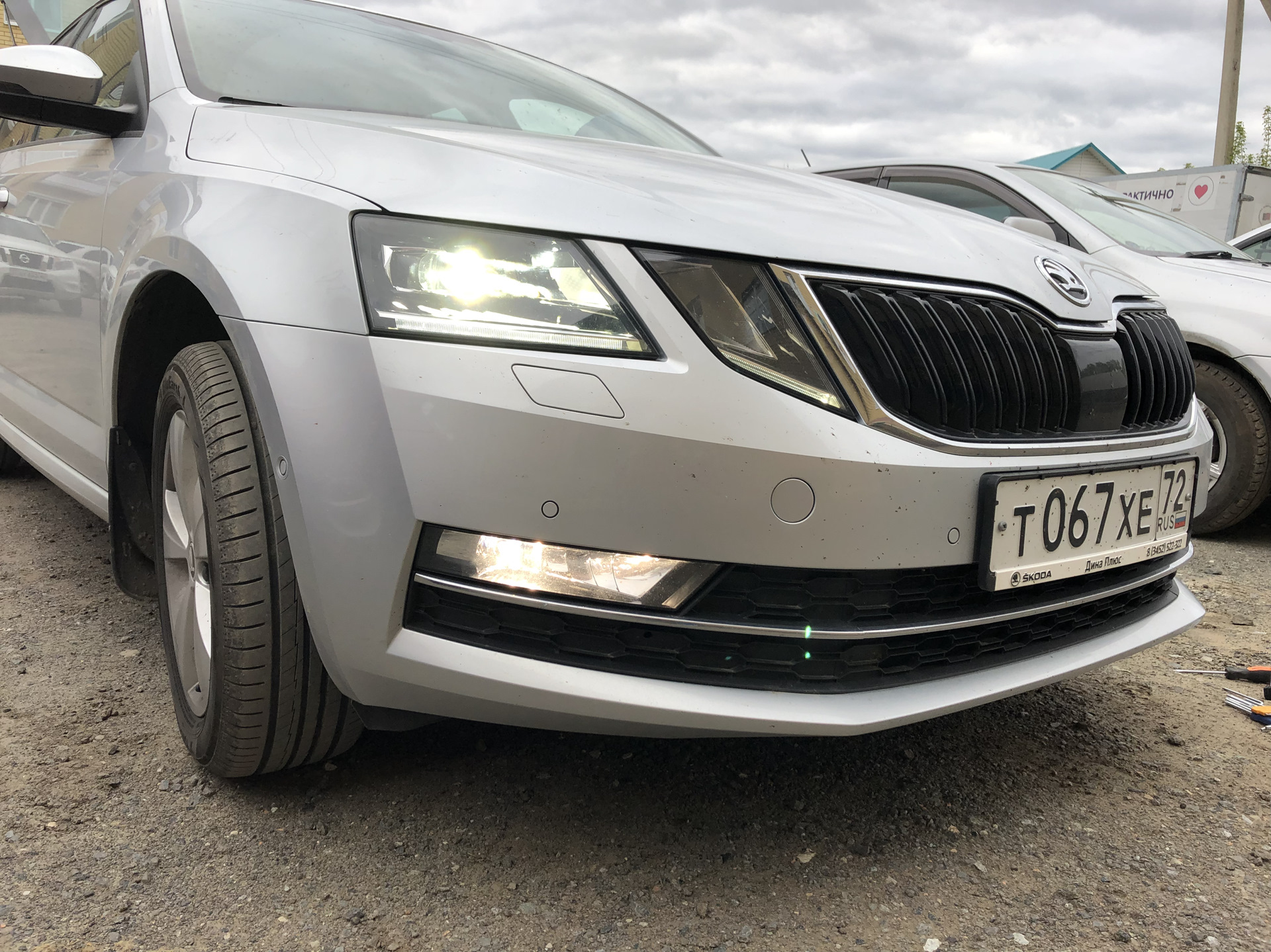 Фара шкода а7. Skoda Octavia a7 FL ПТФ. Лампы Октавия а7. Противотуманки Октавия а7 FL. Октавия а7 фл противотуманки.