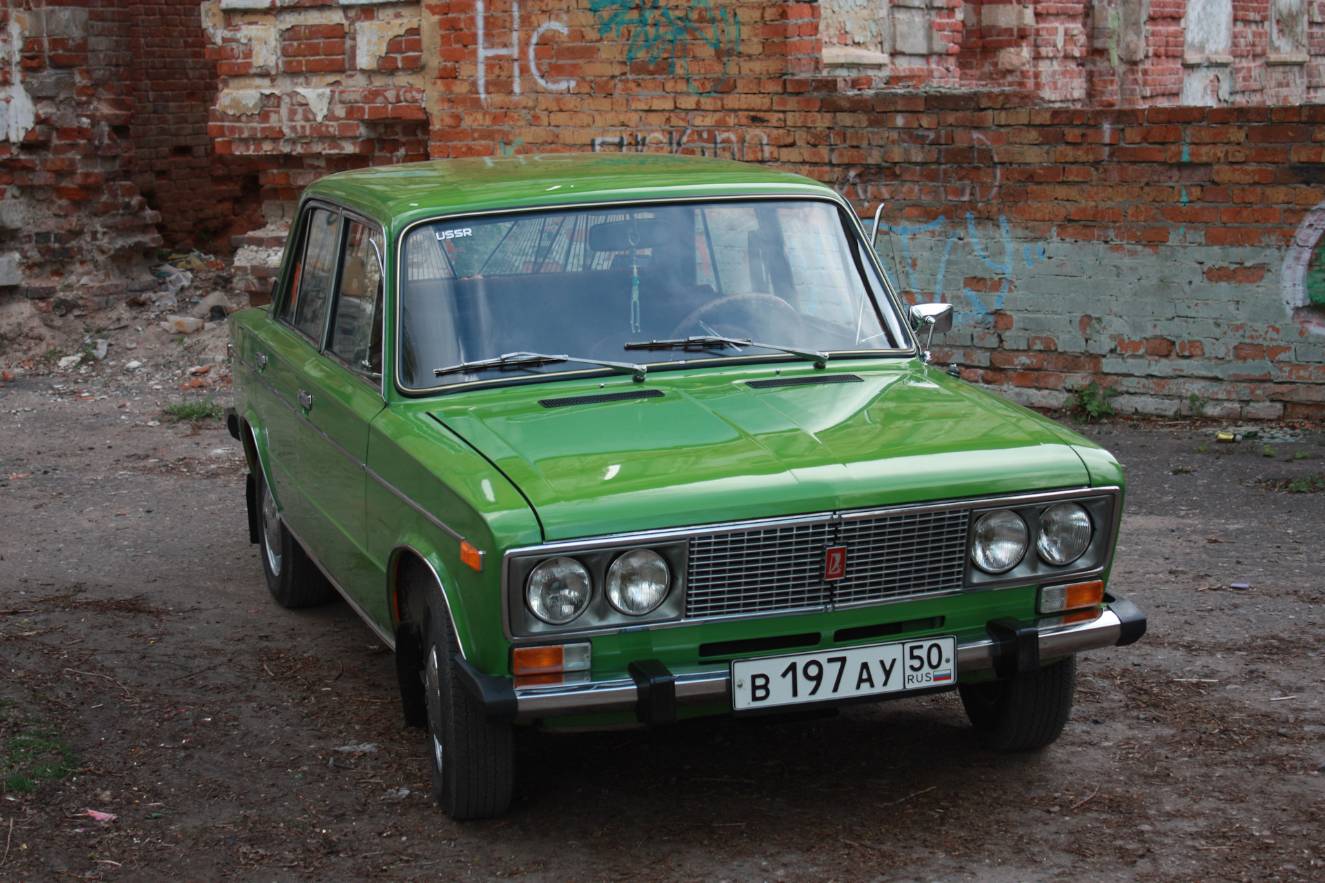 Машина Лада 2106 зелёная