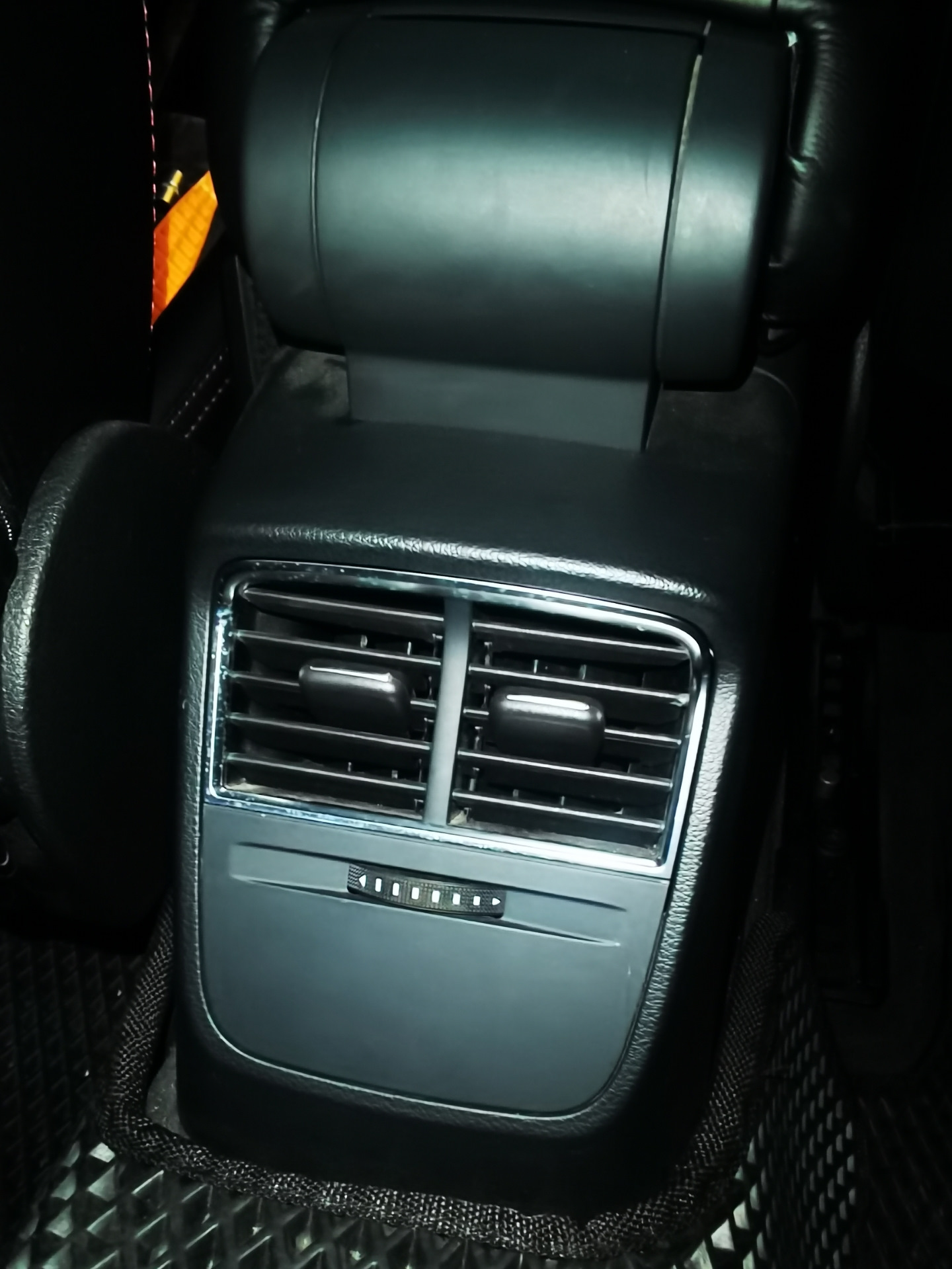Вентиляция заднего ряда — Audi A3 Sportback (8VA), 1,2 л, 2014 года ...
