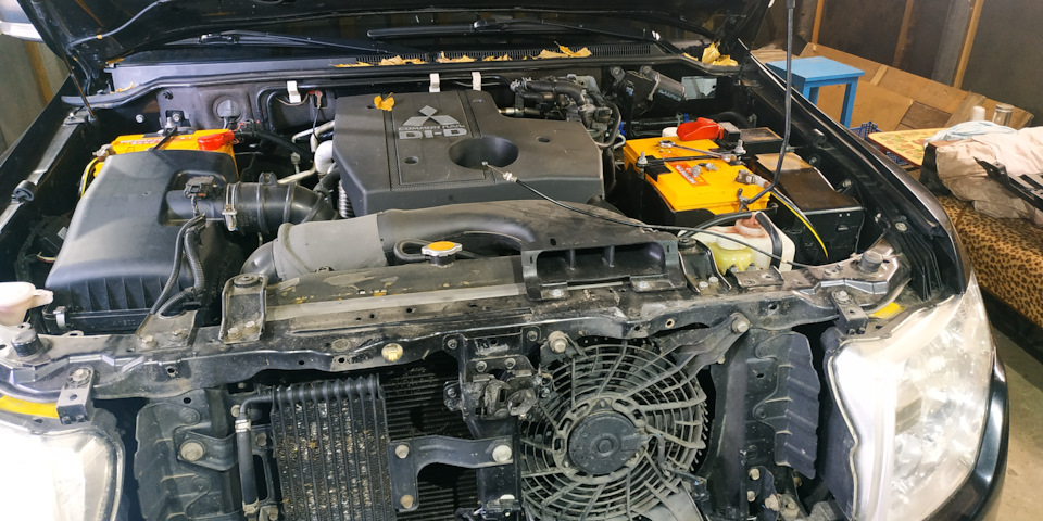 Смазка тросика замка капота — Mitsubishi Pajero (4G), 3,2 л, 2008 года ...
