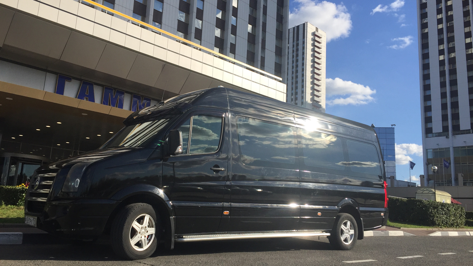 Volkswagen Crafter 2008 и девушка. Лицо Вика Крафтер.