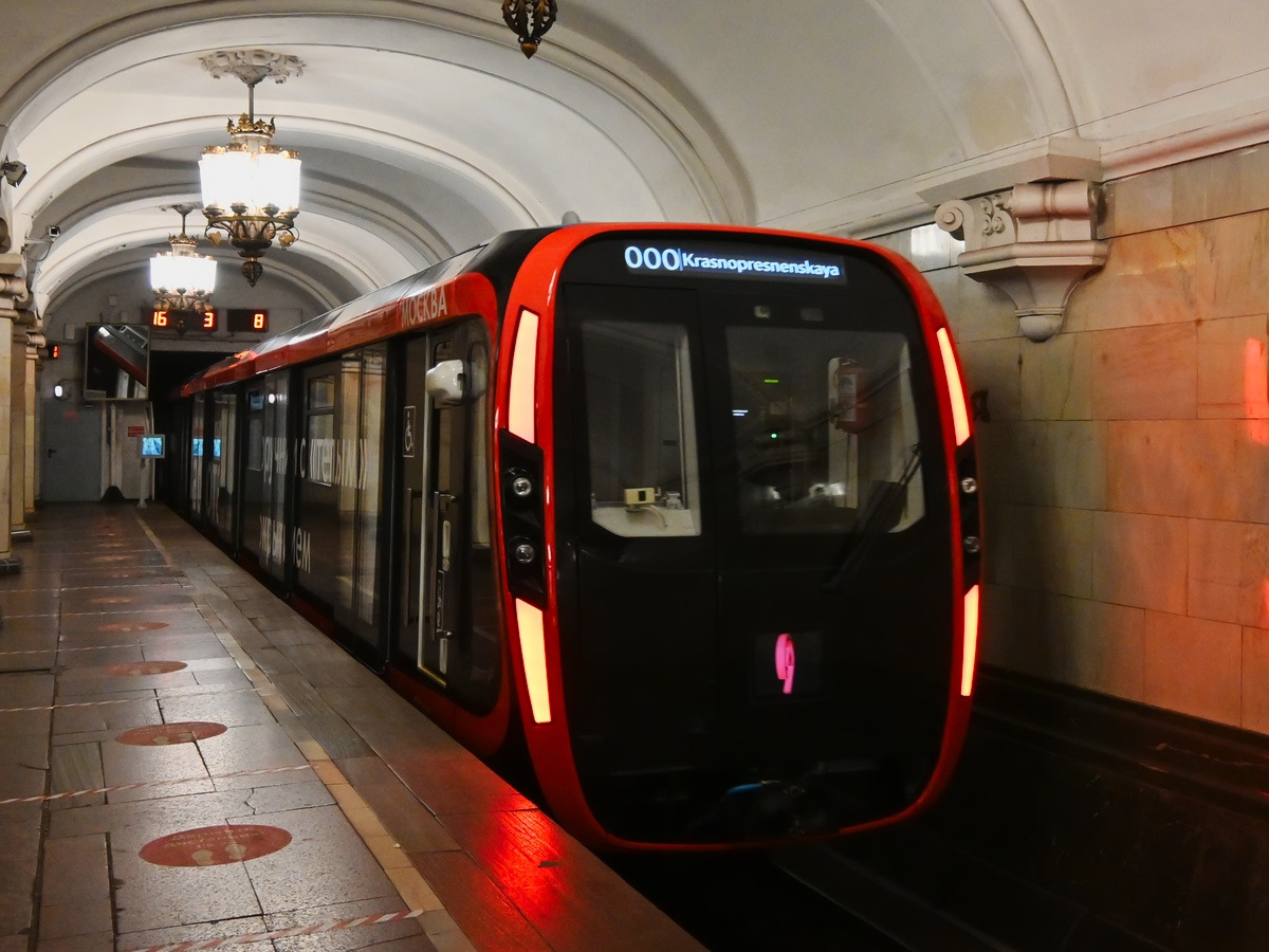 новый поезд в метро москва