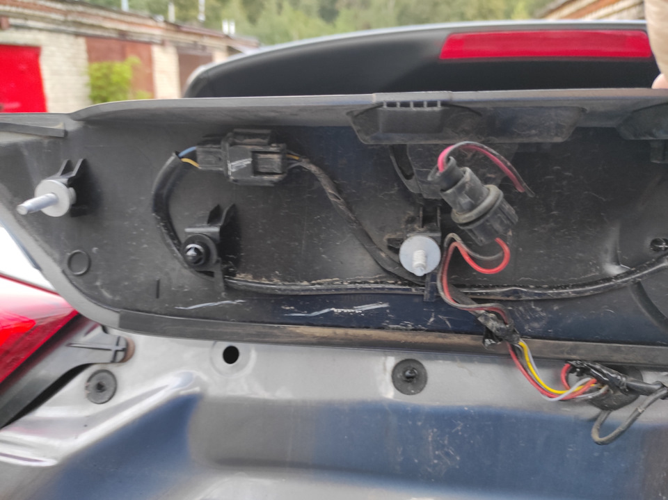 Замена клипс на накладке крышки багажника — Nissan Qashqai (2G), 2 л ...