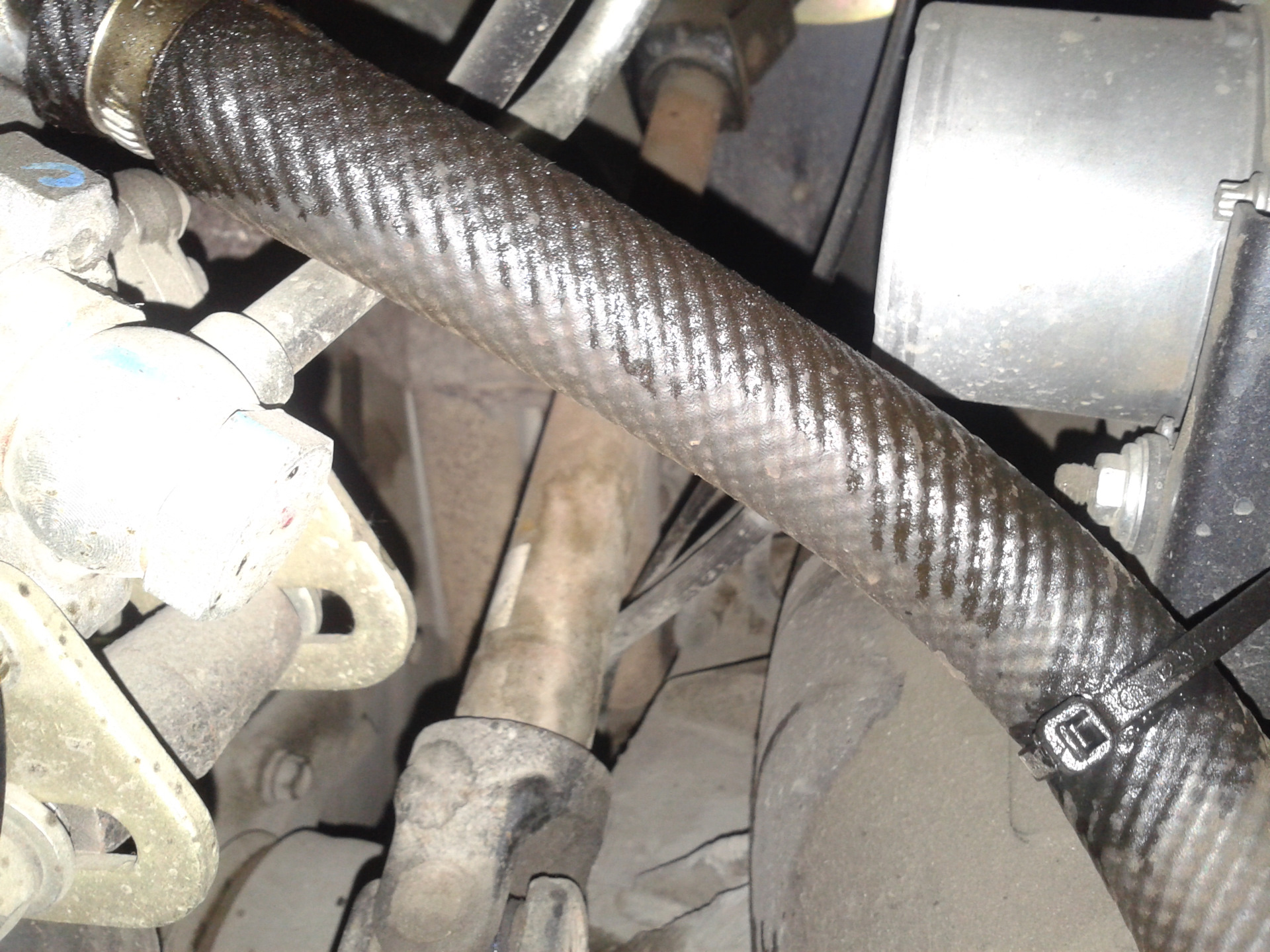 Подтянул хомут шланга насоса гидроусилителя. — УАЗ Patriot, 2,7 л, 2019 ...